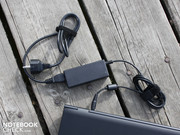 Das kleine, leichte Netzteil sollte immer dabei sein.