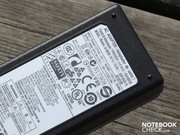 Es liefert 60 Watt und wird rückseitig angesteckt. und b