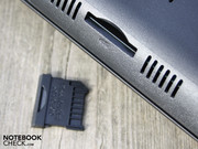 Die Front beherbergt nur den unscheinbaren CardReader.