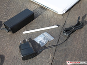 Das Zubehör besteht aus zwei Netzteilen (kleines für Tastatur) und dem Stylus, der im Tablet steckt.