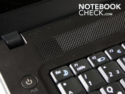 Selbst die Lautsprecher sitzen hinter einer lieblosen Sieb-Lochung.