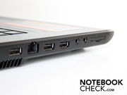 Spartanisch geht es bei den Anschlüssen zu, nur die linke Seite des Gehäuses bietet solche.