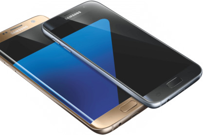 Das Samsung Galaxy S7 Edge (Gold) und das Galaxy S7 (Schwarz) (Bild: Evleaks via Venture Beat)
