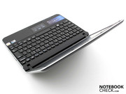 Die Arbeitsumgebung wird von matten Flächen dominiert.