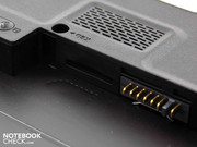 Unter dem Akku finden wir die Vorbereitung für einen SimCard-Schacht.