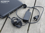 Das kleine, 246 Gramm schwere Netzteil ist gut für den Transport.