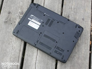 Blanker Kunststoff auf der Unterseite. Wir entdecken eine nicht ausgestanzte Öffnung,