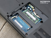 Wartungsöffnungen der Unterseite legen zwei RAM-Schächte frei.