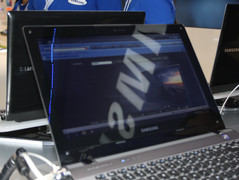 IFA 2010: Samsung QX310 – Die Anzeige ist nicht entspiegelt und es gibt auch keine matte Version.