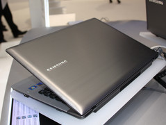IFA 2010: Samsung QX310 – Der Deckel aus Aluminium wirkt hochwertig.