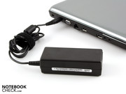 Der Netzadapter liefert 65 Watt, etwas knapp für den maximalen Energiebedarf von 74 Watt.