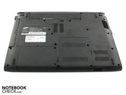 Die Unterseite des R580 zeigt dröges Plastik.