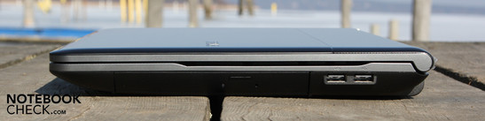 Rechte Seite: DVD-Laufwerk. 2 x USB 2.0