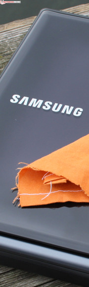 Samsung RF511: trotz Hochglanz Schreibtisch tauglich