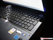 Unpassend wirkt in dieser Hinsicht der Hochglanzlack im Umfeld der Tasten.