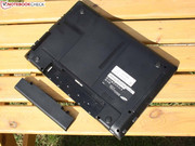 Die Base Unit kann auf der Unterseite geöffnet werden.