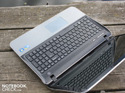 Die Handballenauflage erscheint wie Aluminium,