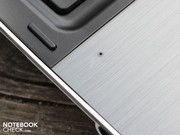 das harte Material besteht aber aus Kunststoff (Öffnung des eingebauten Mikrofons).