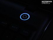 Selbst die Power-Taste leuchtet sehr unauffällig.