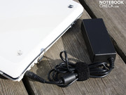 Das 236 Gramm leichte Netzteil kann man auch mal daheim vergessen,