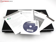 Beim Zubehör liegt neben der Schnellstart-Anleitung und der Garantie-Erklärung auch ein Windows 7 Recovery Datenträger im Karton.