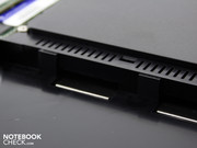 Auch im 2.5-Zoll HDD-Schacht sitzen flache Puffer. Der Vibrations-Schutz dürfte sich aber in Grenzen halten.