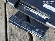 Der Akku kann im Betrieb dauerhaft entnommen werden (keine Standfüße).