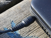 Den kerzengeraden Stecker hätte man dem Netzteil ruhig abgewöhnen können.