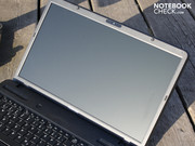 Dafür gibt es ein mattes 17.3-Zoll Display in WXGA++ (1600x900 Pixel).