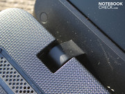 Die Gelenke wirken schwammig und erscheinen zu schmächtig für den schweren 17-Zoll Deckel.