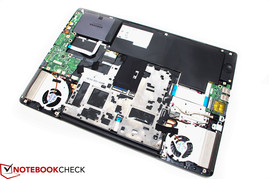 Die Unterseite dient als Wartungsklappe und besteht aus Metall.