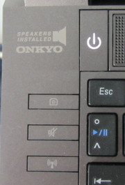 Der Powerbutton sitzt oberhalb der Tastatur. Nützlich: Die drei Zusatztasten ermöglichen das schnelle Ein-/Ausschalten von Webcam, Ton und WLAN-Modul.