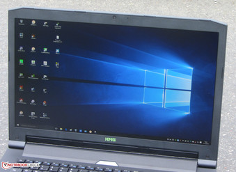 Das XMG A706 im Freien (geschossen bei komplett bedecktem Himmel).