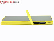 linke Seite: microSD, Micro-SIM, Öse für Handschlaufe