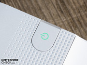 Der Power-Button sitzt ganz rechts am Chassis.