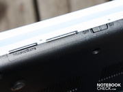 Sony-Eigenart sind die zwei Kartenlesern an der Frontseite: Memory Stick und SD-Card