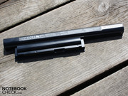 Dies liegt nicht am 17.3-Zoll Formfaktor, sondern an der unüblich geringen Kapazität von 3.500 mAh.