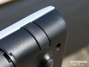 Beim Hantieren am Schreibtisch zerren wir den Rand oft über die Tischplatte (Schrammen).