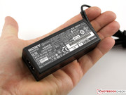 Das kleine Netzteil wiegt nur 139 Gramm und liefert 30 Watt,