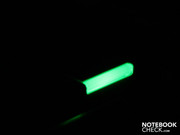 Selbiger leuchtet im Betrieb übrigens grün, im Standby orange.