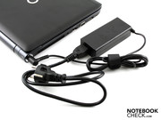 Das kleine Netzteil hat ein kurzes Netzkabel.