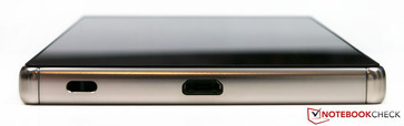 unten: Öse, Micro-USB-Buchse