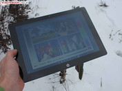 ... das Touchpanel wirkt bei direktem Licht dunkel.