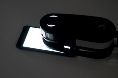 Das Display des Apple iPhone 7 wird mit dem Spectrofotometer vermessen.