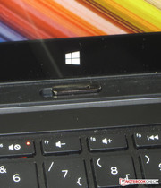 Per Schubhebel wird das Tablet von der Tastatur getrennt.