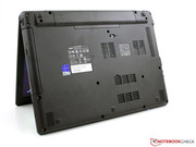 Die relativ dünne Base beherbergt Anschlüsse im Standard-Format, ...