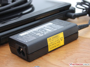 Das Netzteil (65 W) versorgt das P273 mit dem nötigen Strom.