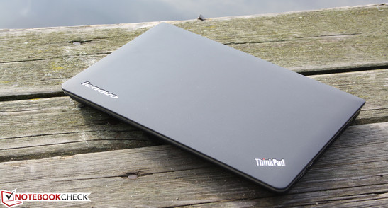 Lenovo ThinkPad Edge E320 NWY3RGE: Ein Schritt nach Vorn für die Laufzeit, aber ein Schritt zurück bei der Stabilität des Gehäuses.