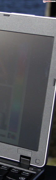 ThinkPad Edge 11: Die Anzeige ist zwar entspiegelt, aber in der Sonne zu dunkel.