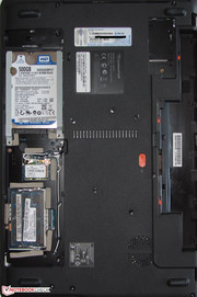 Das geöffnete Wartungsfach.